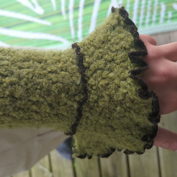 Green Sweater With Flower Accent - Picture 4 of 8